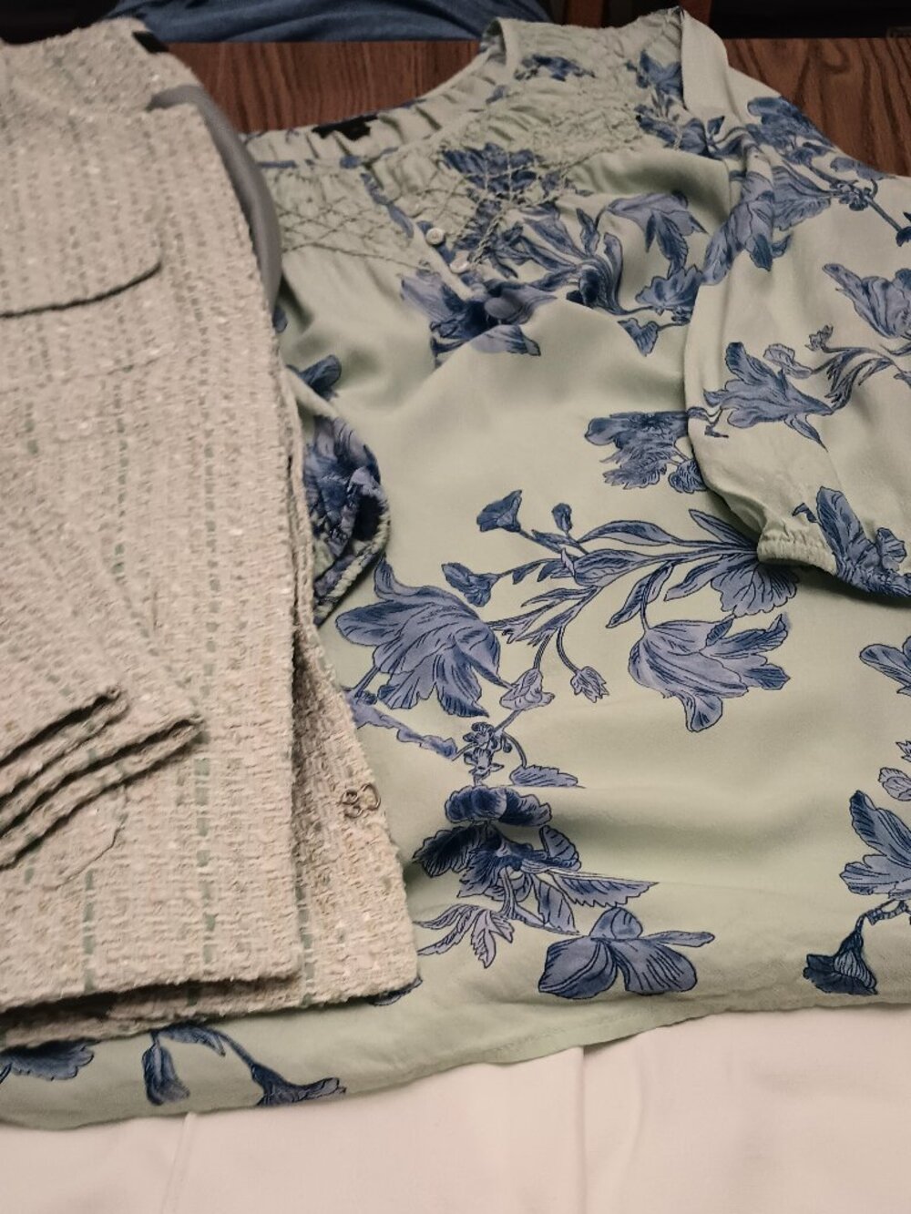 Talbots Size 2X Pale Green Floral Top (EUC)